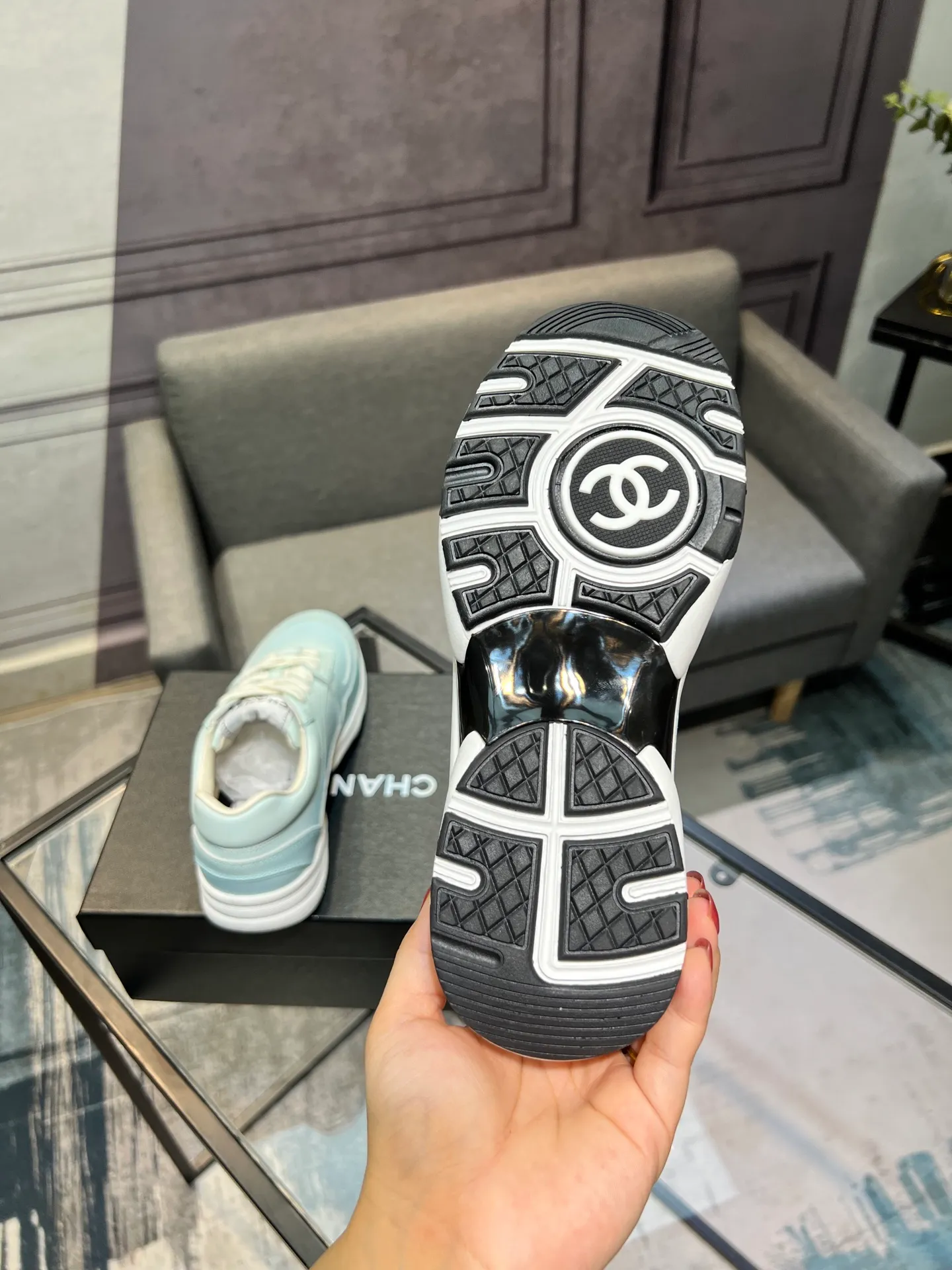 Men's men's shoes 💰660 Exclusive real shot (top version) CHANEL Chanel 2025ss color matching thick-soled casual sports shoes and sneakers. The counter is synchronized. The counter is very popular. A shoe that is very difficult to buy. The most popular thick-soled panda shoes on the Internet. It can be imagined that Xiaoxiang control can't miss it. It has both good looks and comfort. Simple and versatile white shoes. The thick sole increases the height and is super versatile. Close your eyes and wear it. Whoever wears it will look better. Upper: calfskin Lining: imported sheepskin lining Outsole: TPU original outsole Size: 35-44 (customized for women 41 and 40, and 45 for men)